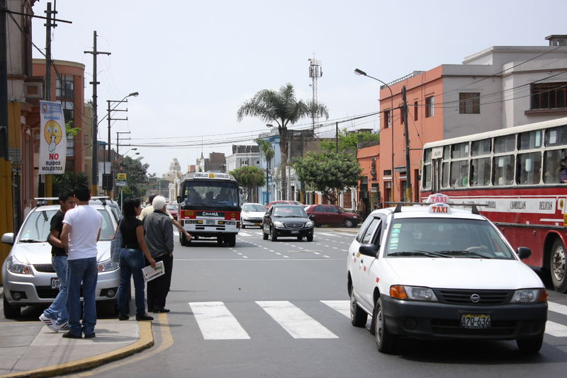 Imágenes de la transitada avenida Miguel Grau en Barranco