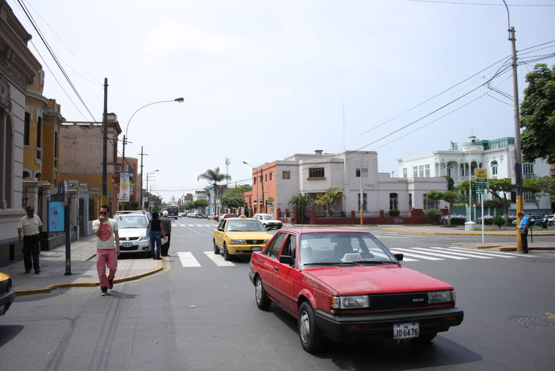 Imágenes de la transitada avenida Miguel Grau en Barranco