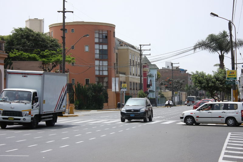 Imágenes de la transitada avenida Miguel Grau en Barranco