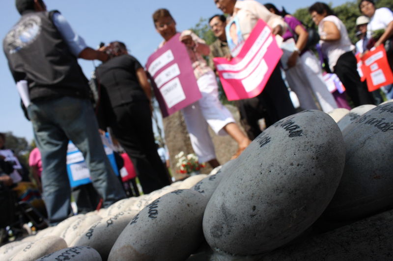 En el monumento del Ojo que Llora aún se percibe la tristeza latente en los rostros de los deudos