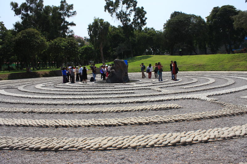 En el monumento del Ojo que Llora aún se percibe la tristeza latente en los rostros de los deudos