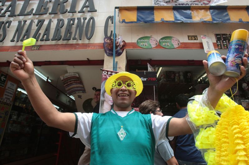 Venta de piñatas, sombreros y cotillón en Mesa Redonda por las fiestas de Año Nuevo.