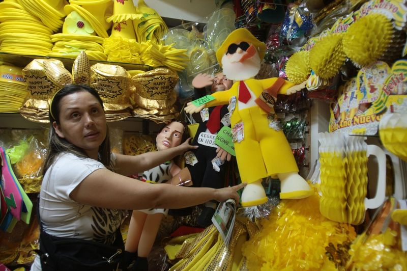 Venta de piñatas, sombreros y cotillón en Mesa Redonda por las fiestas de Año Nuevo.