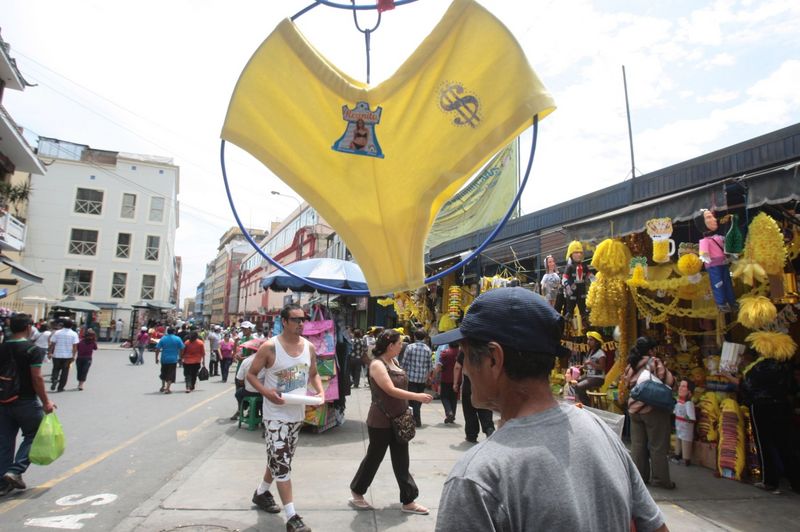 Venta de piñatas, sombreros y cotillón en Mesa Redonda por las fiestas de Año Nuevo.