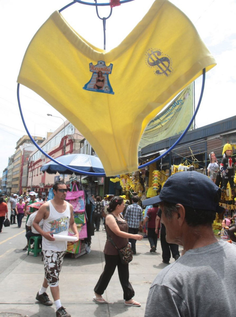 Venta de piñatas, sombreros y cotillón en Mesa Redonda por las fiestas de Año Nuevo.