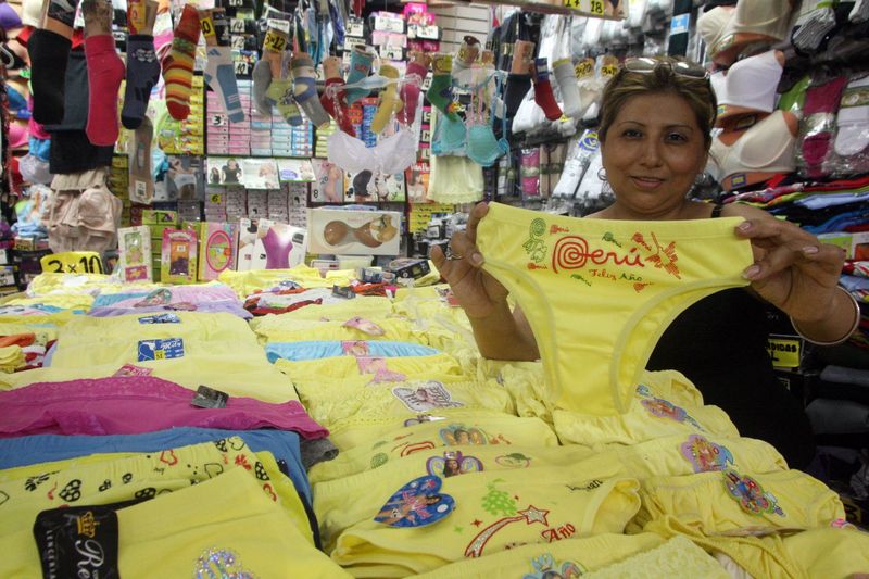 Venta de piñatas, sombreros y cotillón en Mesa Redonda por las fiestas de Año Nuevo.