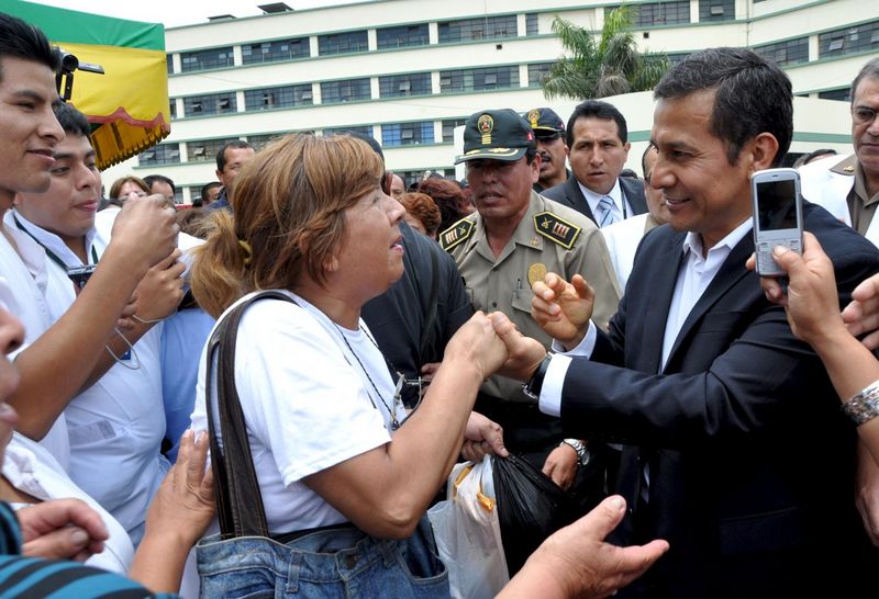 Jefe de Estado Ollanta Humala visitó a pacientes en hospitales de los institutos armados.