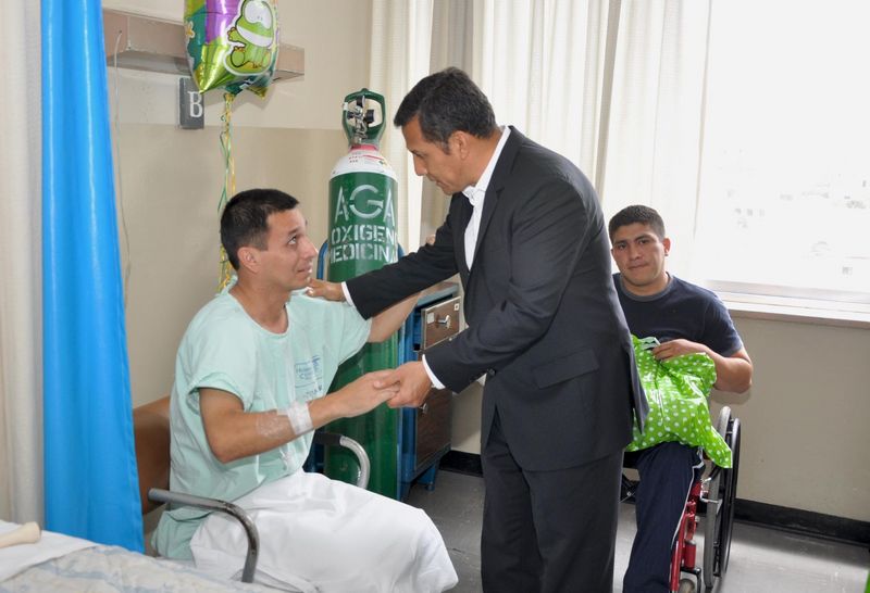 Jefe de Estado Ollanta Humala visitó a pacientes en hospitales de los institutos armados.