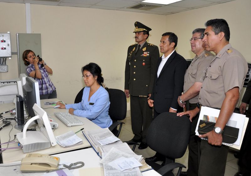 Jefe de Estado Ollanta Humala visitó a pacientes en hospitales de los institutos armados.