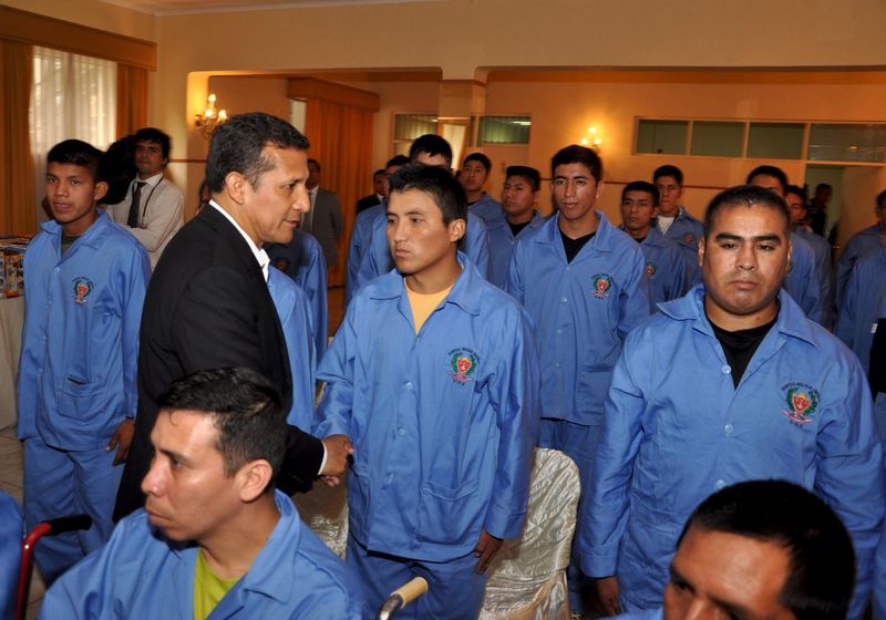 Jefe de Estado Ollanta Humala visitó a pacientes en hospitales de los institutos armados.