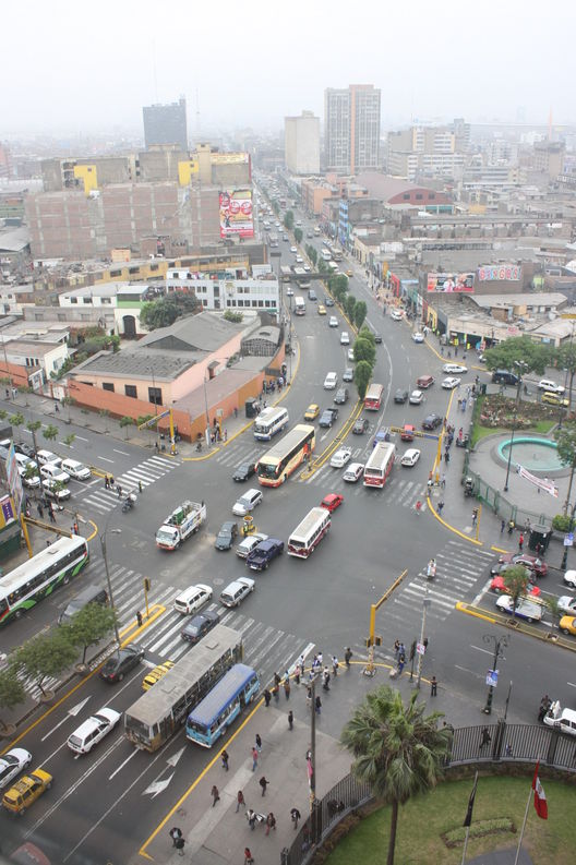Vistas panorámicas de la importante intersección de la Avenida Abancay con la Avenida Nicolás de Piérola.