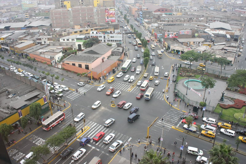 Vistas panorámicas de la importante intersección de la Avenida Abancay con la Avenida Nicolás de Piérola.