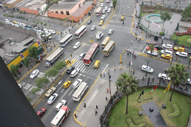Vistas panorámicas de la importante intersección de la Avenida Abancay con la Avenida Nicolás de Piérola.