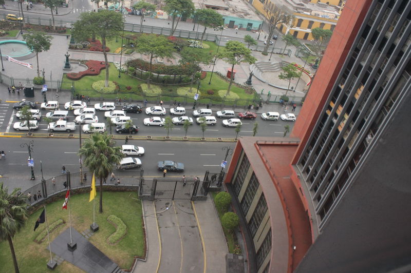 Vistas panorámicas de la importante intersección de la Avenida Abancay con la Avenida Nicolás de Piérola.