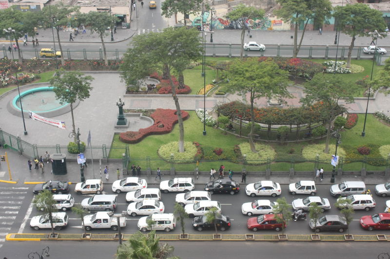 Vistas panorámicas de la importante intersección de la Avenida Abancay con la Avenida Nicolás de Piérola.