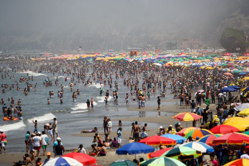 Gran cantidad de público acude a disfrutar del inicio del verano y del año a la playa Agua Dulce de Chorrillos.
