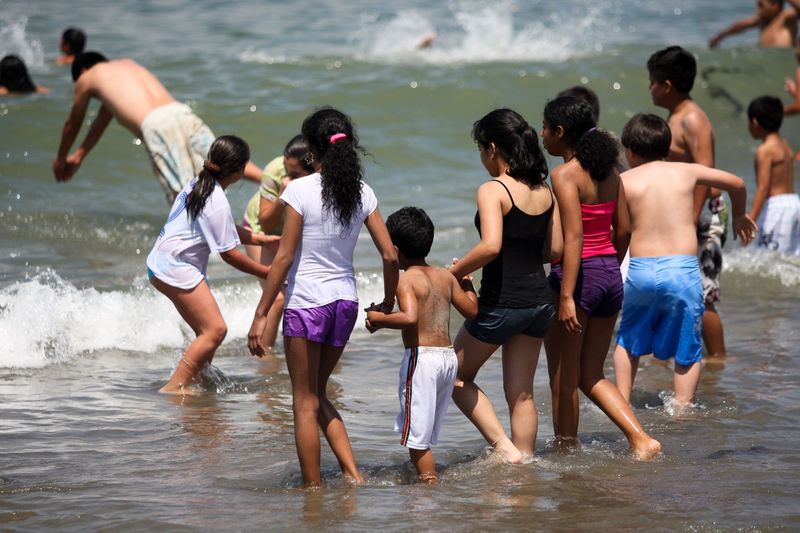 Gran cantidad de público acude a disfrutar del inicio del verano y del año a la playa Agua Dulce de Chorrillos.