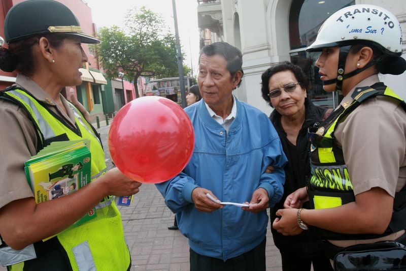Policía de Tránsito participó en operativo conjunto con el Consejo Nacional de Seguridad Vial, en el parque Kennedy de Miraflores.