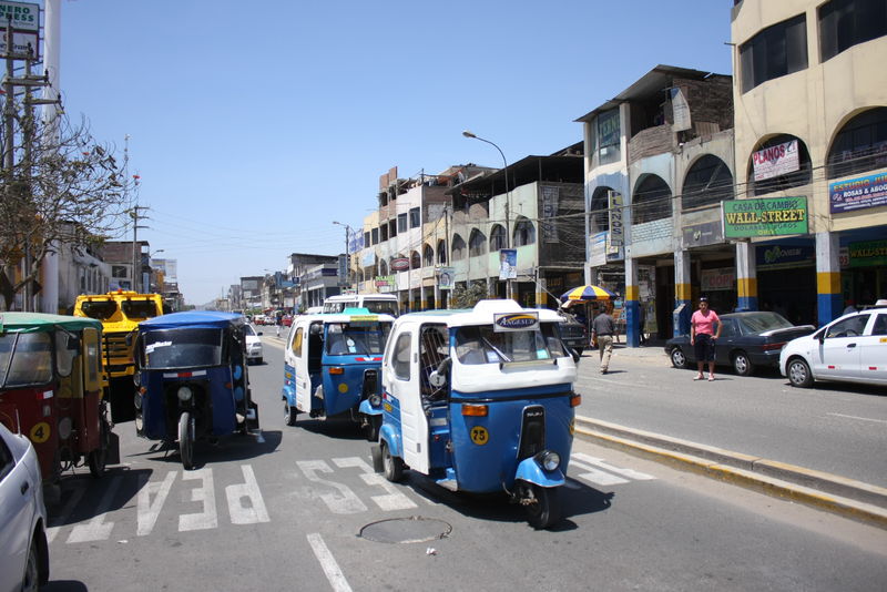 El tránsito en Villa El Salvador está marcado por la presencia de miles de moto taxistas circulando por la avenida Revolución.