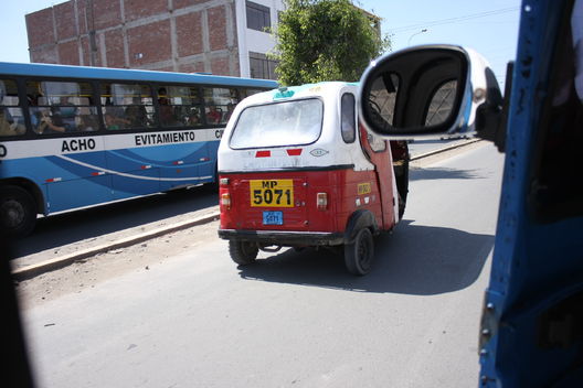 El tránsito en Villa El Salvador está marcado por la presencia de miles de moto taxistas circulando por la avenida Revolución.