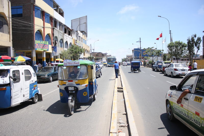 El tránsito en Villa El Salvador está marcado por la presencia de miles de moto taxistas circulando por la avenida Revolución.