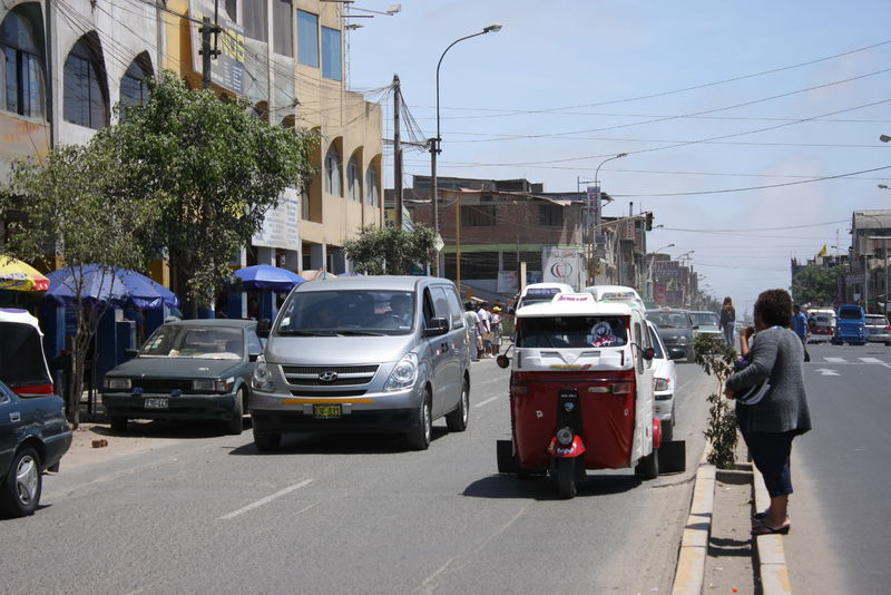 El tránsito en Villa El Salvador está marcado por la presencia de miles de moto taxistas circulando por la avenida Revolución.