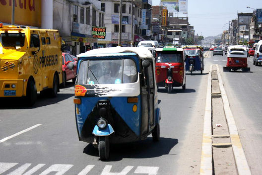 El tránsito en Villa El Salvador está marcado por la presencia de miles de moto taxistas circulando por la avenida Revolución.