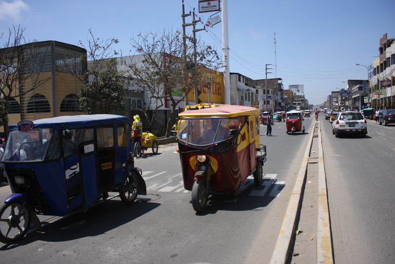 El tránsito en Villa El Salvador está marcado por la presencia de miles de moto taxistas circulando por la avenida Revolución.