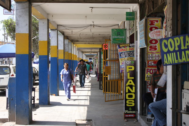 El tránsito en Villa El Salvador está marcado por la presencia de miles de moto taxistas circulando por la avenida Revolución.