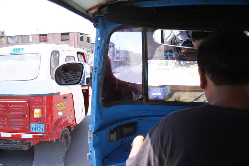 El tránsito en Villa El Salvador está marcado por la presencia de miles de moto taxistas circulando por la avenida Revolución.