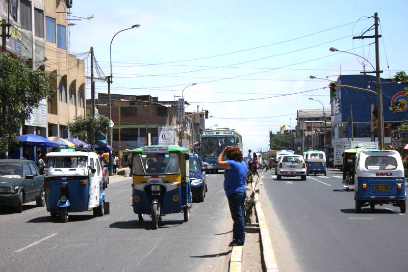 El tránsito en Villa El Salvador está marcado por la presencia de miles de moto taxistas circulando por la avenida Revolución.