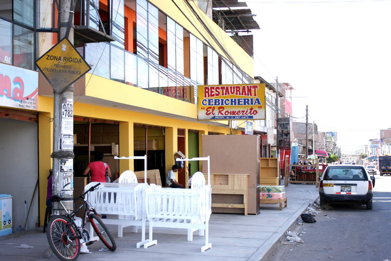 El Parque Industrial es el emporio comercial dedicado a la venta de muebles en Villa El Salvador. Bueno, bonito y barato.