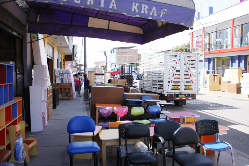 El Parque Industrial es el emporio comercial dedicado a la venta de muebles en Villa El Salvador. Bueno, bonito y barato.