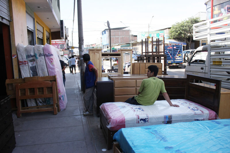 El Parque Industrial es el emporio comercial dedicado a la venta de muebles en Villa El Salvador. Bueno, bonito y barato.
