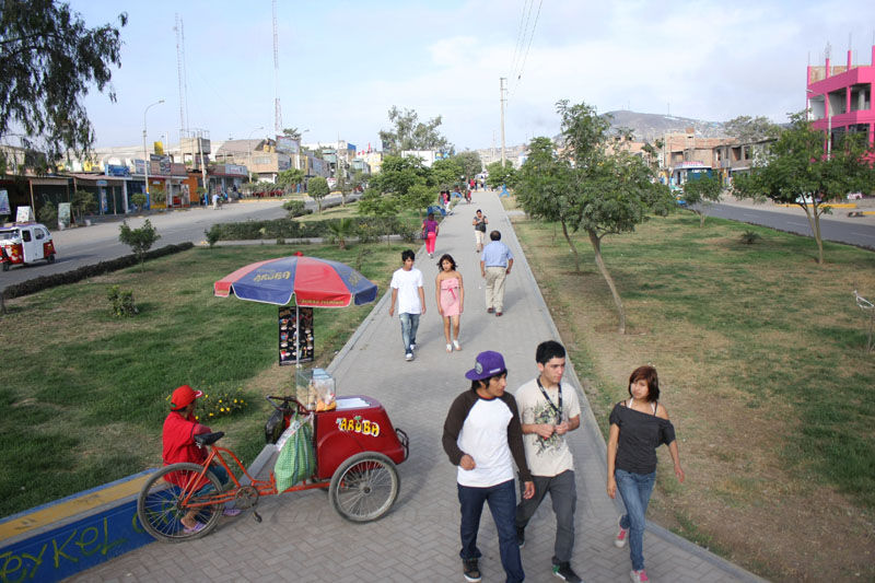 Pobladores pasan una linda tarde en la Plaza de Armas de Villa El Salvador