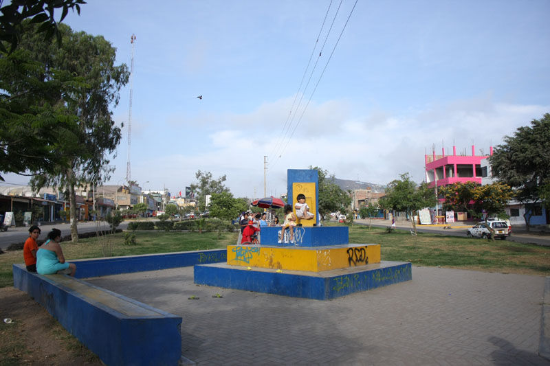 Pobladores pasan una linda tarde en la Plaza de Armas de Villa El Salvador