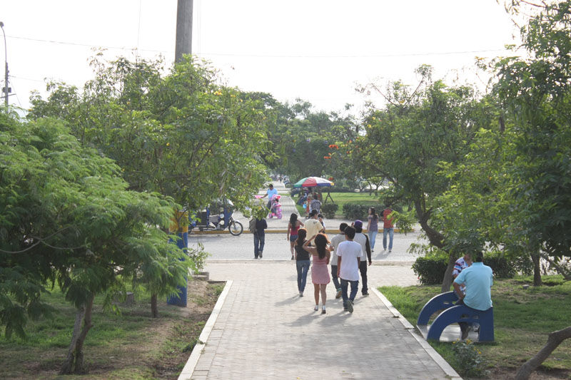 Pobladores pasan una linda tarde en la Plaza de Armas de Villa El Salvador