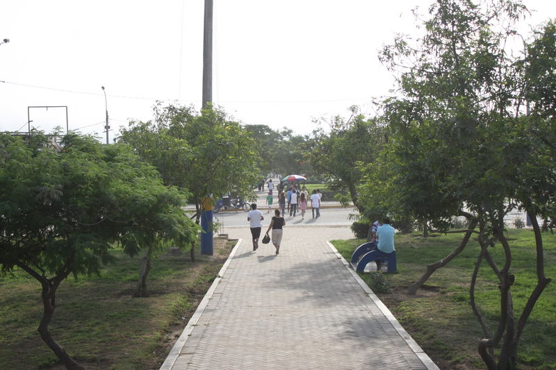 Pobladores pasan una linda tarde en la Plaza de Armas de Villa El Salvador