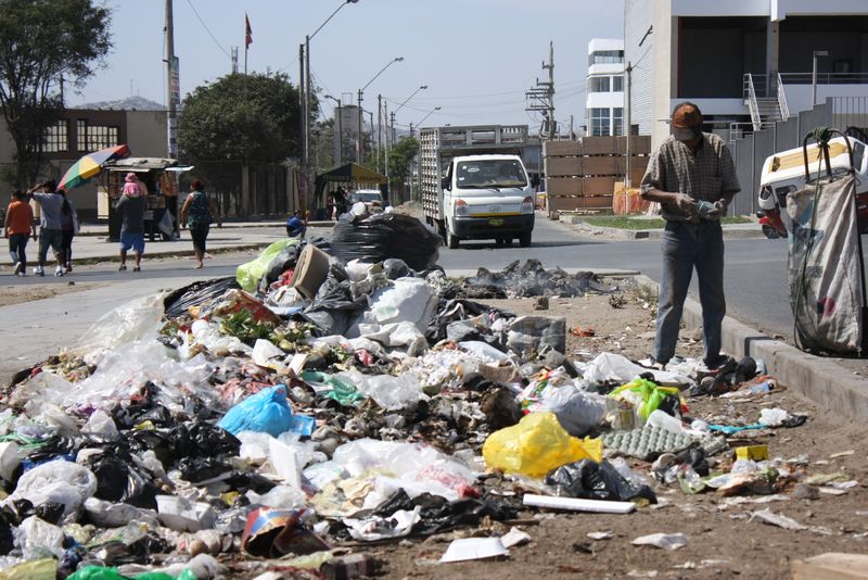 La acumulación de basura produce gran contaminación ambiental en el distrito de Villa El Salvador