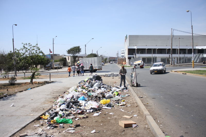 La acumulación de basura produce gran contaminación ambiental en el distrito de Villa El Salvador