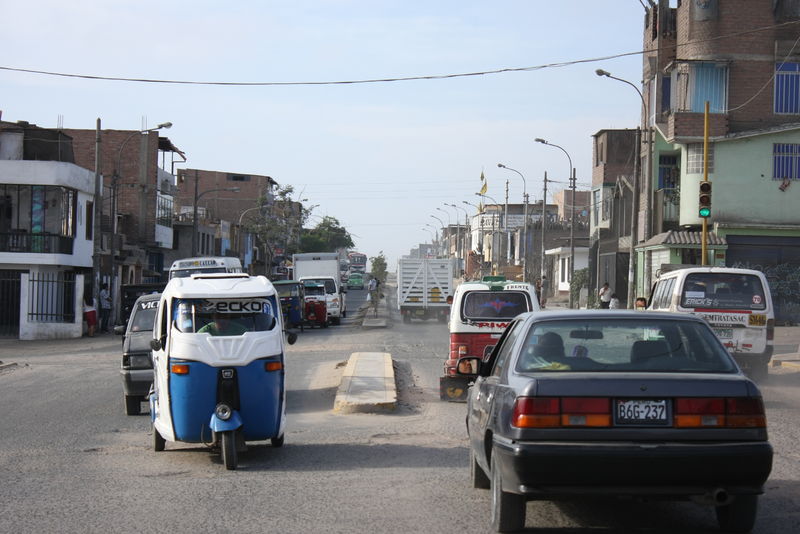 Cruce de la avenida Micaela Bastidas con la avenida Los Ángeles en Villa el Salvador