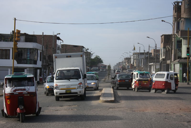 Cruce de la avenida Micaela Bastidas con la avenida Los Ángeles en Villa el Salvador
