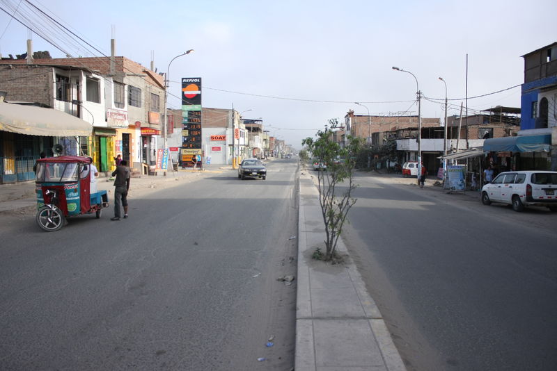 Cruce de la avenida Micaela Bastidas con la avenida Los Ángeles en Villa el Salvador