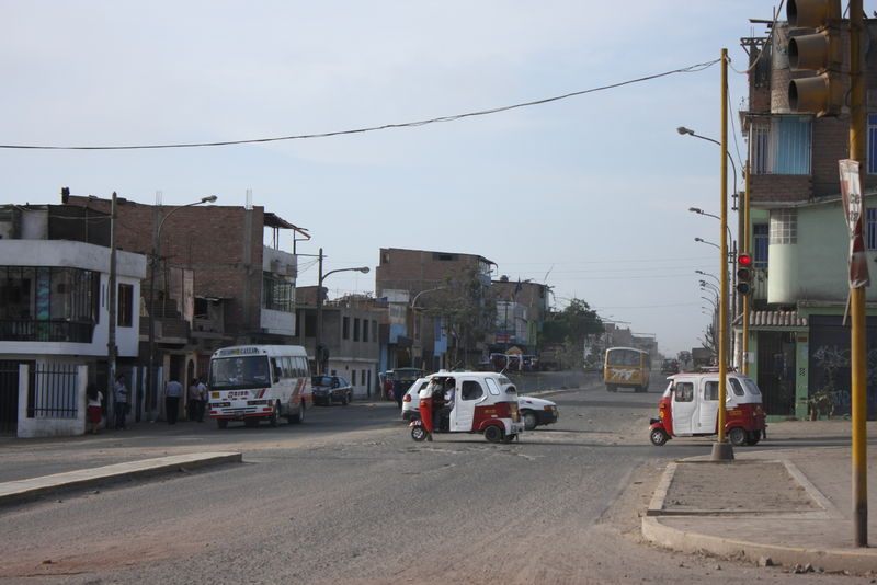 Cruce de la avenida Micaela Bastidas con la avenida Los Ángeles en Villa el Salvador
