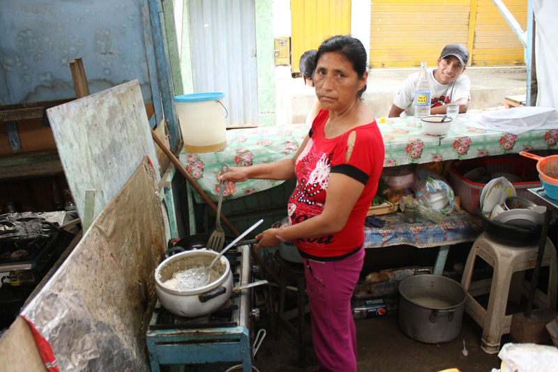 Un menú al paso ofrece Ada Galarza de 59 años, pobladora de Mi Perú, en el mercado Señor Cautivo de Ayabaca en Ventanilla