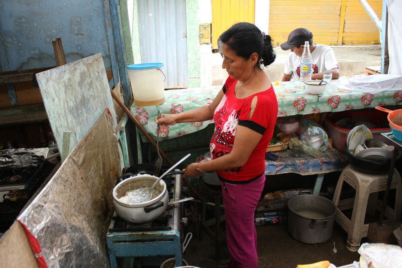 Un menú al paso ofrece Ada Galarza de 59 años, pobladora de Mi Perú, en el mercado Señor Cautivo de Ayabaca en Ventanilla
