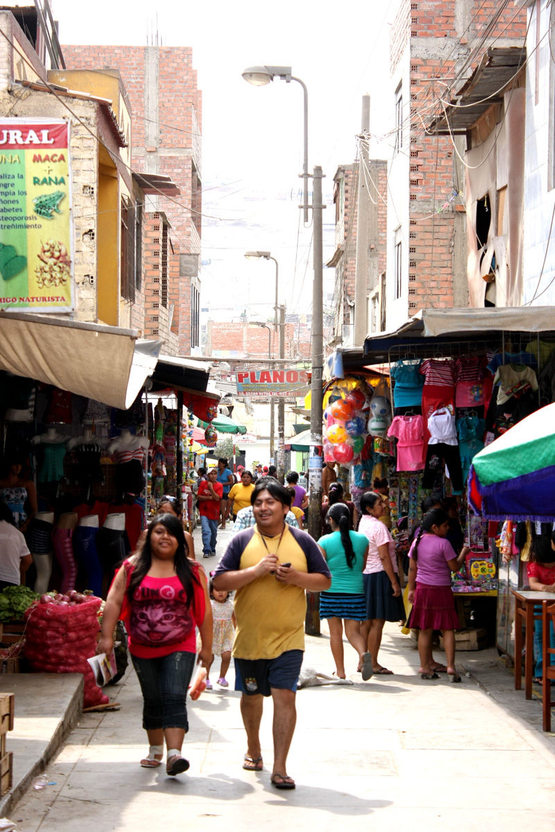 Un menú al paso ofrece Ada Galarza de 59 años, pobladora de Mi Perú, en el mercado Señor Cautivo de Ayabaca en Ventanilla