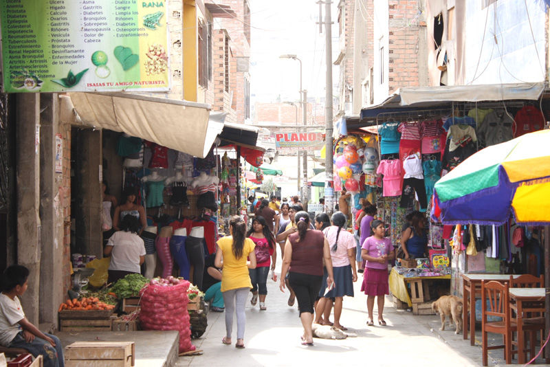Un menú al paso ofrece Ada Galarza de 59 años, pobladora de Mi Perú, en el mercado Señor Cautivo de Ayabaca en Ventanilla