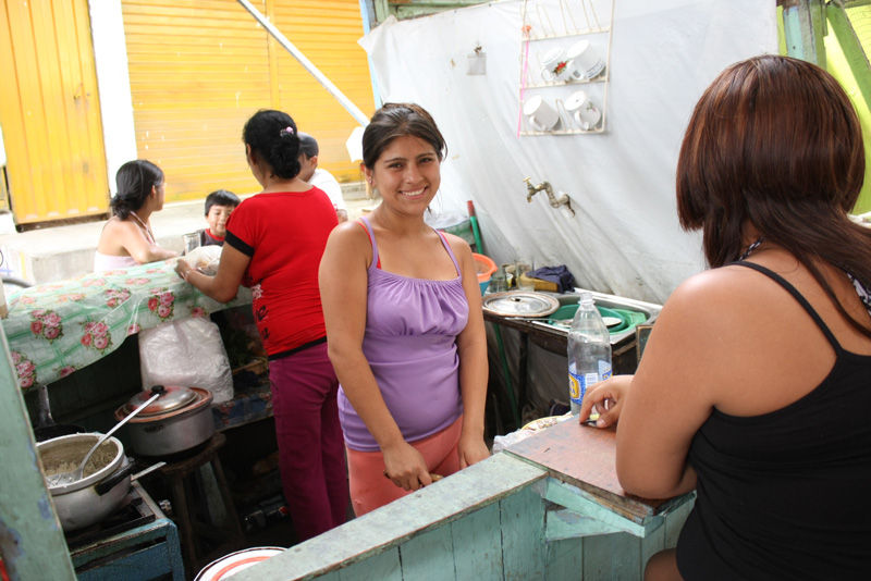 Un menú al paso ofrece Ada Galarza de 59 años, pobladora de Mi Perú, en el mercado Señor Cautivo de Ayabaca en Ventanilla