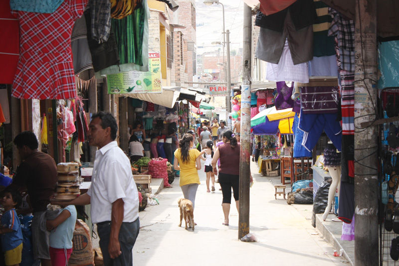 Un menú al paso ofrece Ada Galarza de 59 años, pobladora de Mi Perú, en el mercado Señor Cautivo de Ayabaca en Ventanilla